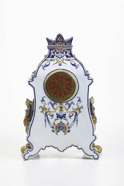 Pendola con cassa in maiolica interamente dipinta sul fronte, sui fianchi e sul retro.  Francia fine XIX secolo  - Asta Pendole e orologi - Associazione Nazionale - Case d'Asta italiane