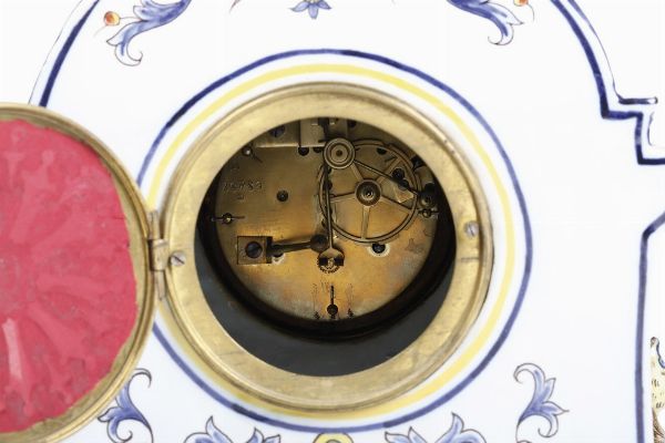 Pendola con cassa in maiolica interamente dipinta sul fronte, sui fianchi e sul retro.  Francia fine XIX secolo  - Asta Pendole e orologi - Associazione Nazionale - Case d'Asta italiane