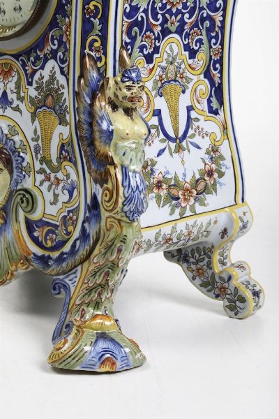 Pendola con cassa in maiolica interamente dipinta sul fronte, sui fianchi e sul retro.  Francia fine XIX secolo  - Asta Pendole e orologi - Associazione Nazionale - Case d'Asta italiane