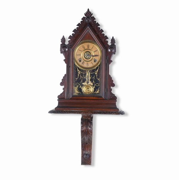 Pendola da muro con mensola in legno intagliato. XIX-XX secolo  - Asta Pendole e orologi - Associazione Nazionale - Case d'Asta italiane