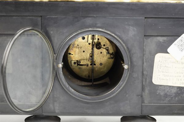 Orologio da appoggio in bronzo e legno ebanizzato. XIX secolo  - Asta Pendole e orologi - Associazione Nazionale - Case d'Asta italiane