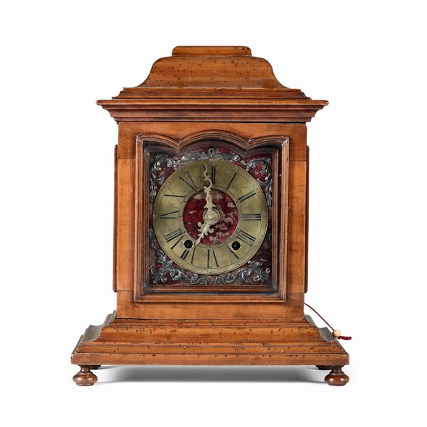 Pendola da tavolo con cassa in legno, XVIII secolo  - Asta Pendole e orologi - Associazione Nazionale - Case d'Asta italiane
