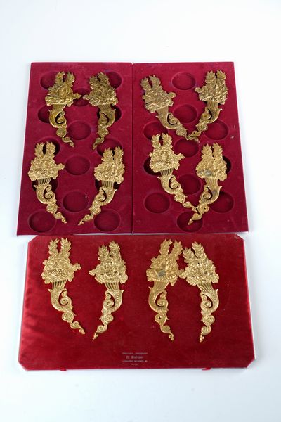 Gruppo di 12 fregi dorati  - Asta Pendole e orologi - Associazione Nazionale - Case d'Asta italiane