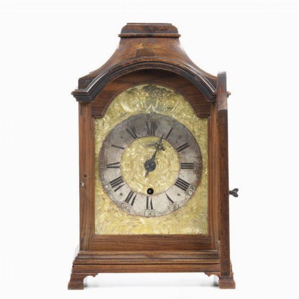 Pendola da tavolo con cassa in noce. XVIII-XIX secolo  - Asta Pendole e orologi - Associazione Nazionale - Case d'Asta italiane