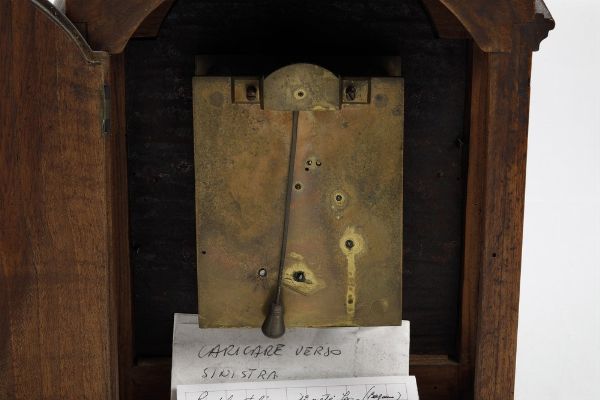 Pendola da tavolo con cassa in noce. XVIII-XIX secolo  - Asta Pendole e orologi - Associazione Nazionale - Case d'Asta italiane