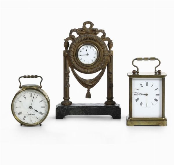 Tre orologini da tavolo in bronzo ottone e metallo  - Asta Pendole e orologi - Associazione Nazionale - Case d'Asta italiane