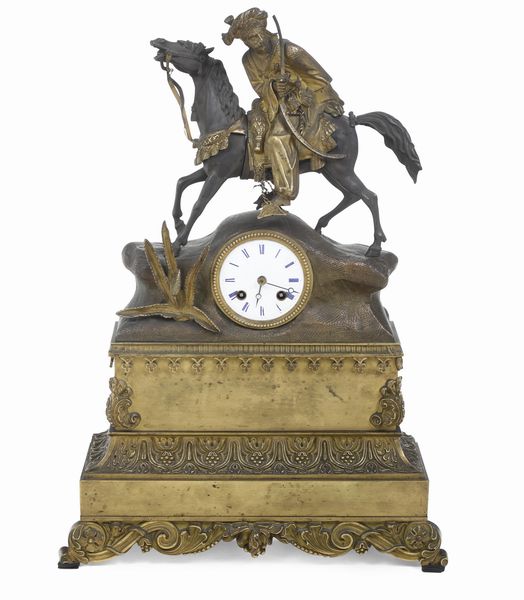 Pendola da tavolo con cassa in bronzo dorato sormontata da figura di saraceno. Francia XIX-XX secolo  - Asta Pendole e orologi - Associazione Nazionale - Case d'Asta italiane