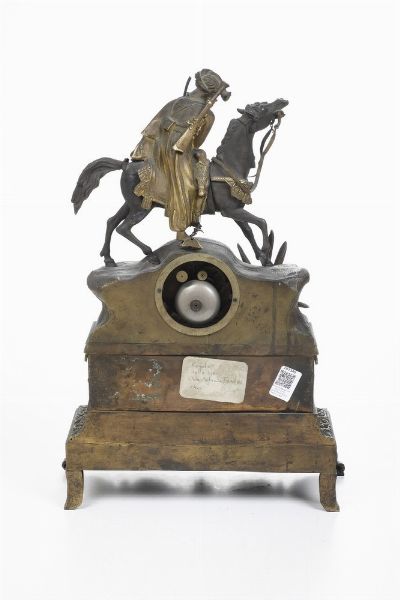 Pendola da tavolo con cassa in bronzo dorato sormontata da figura di saraceno. Francia XIX-XX secolo  - Asta Pendole e orologi - Associazione Nazionale - Case d'Asta italiane