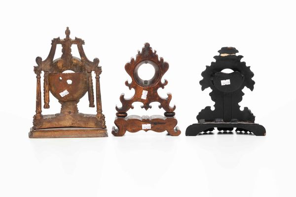 Tre casse di orologi in legno intagliato. XIX secolo  - Asta Pendole e orologi - Associazione Nazionale - Case d'Asta italiane