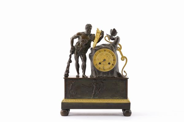 Pendola da tavolo in bronzo patinato e dorato. XIX-XX secolo  - Asta Pendole e orologi - Associazione Nazionale - Case d'Asta italiane