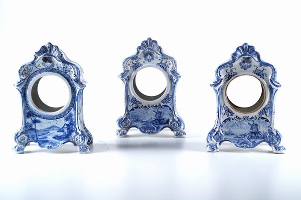 Lotto di n. 5 casse in maiolica dipinta tipo Delft  - Asta Pendole e orologi - Associazione Nazionale - Case d'Asta italiane