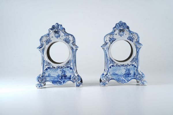 Lotto di n. 5 casse in maiolica dipinta tipo Delft  - Asta Pendole e orologi - Associazione Nazionale - Case d'Asta italiane