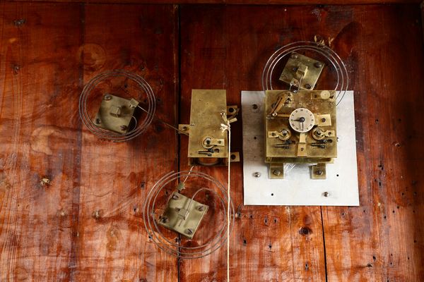 Orologio a quadro raffigurante paesaggio fluviale con figure ed architetture ad olio su tela, XIX secolo  - Asta Pendole e orologi - Associazione Nazionale - Case d'Asta italiane