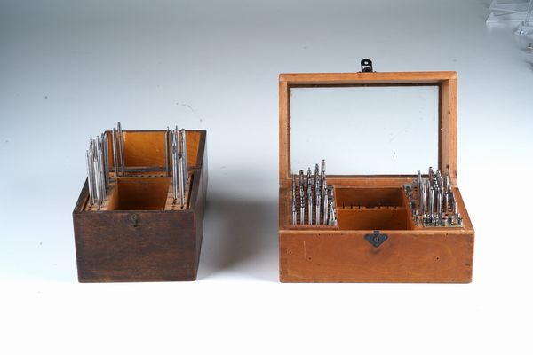 Due scatole in legno contenenti punzoni  - Asta Pendole e orologi - Associazione Nazionale - Case d'Asta italiane