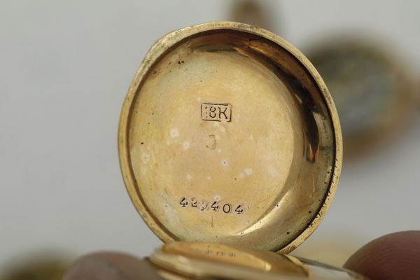 Lotto di 3 monachine con cassa in oro (due 18k, uno 12k) e uno in metallo  - Asta Pendole e orologi - Associazione Nazionale - Case d'Asta italiane