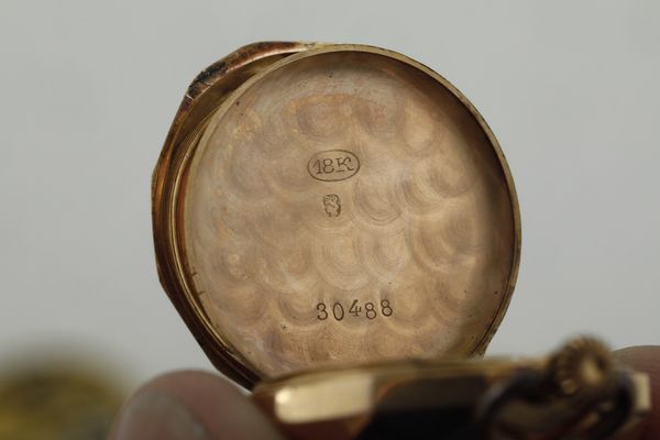 Lotto di 3 monachine con cassa in oro (due 18k, uno 12k) e uno in metallo  - Asta Pendole e orologi - Associazione Nazionale - Case d'Asta italiane