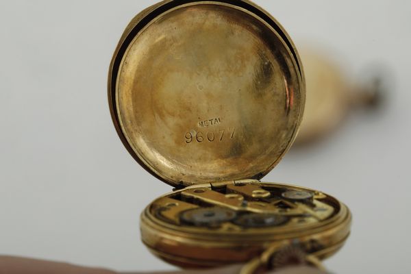 Lotto di 3 monachine con cassa in oro (due 18k, uno 12k) e uno in metallo  - Asta Pendole e orologi - Associazione Nazionale - Case d'Asta italiane