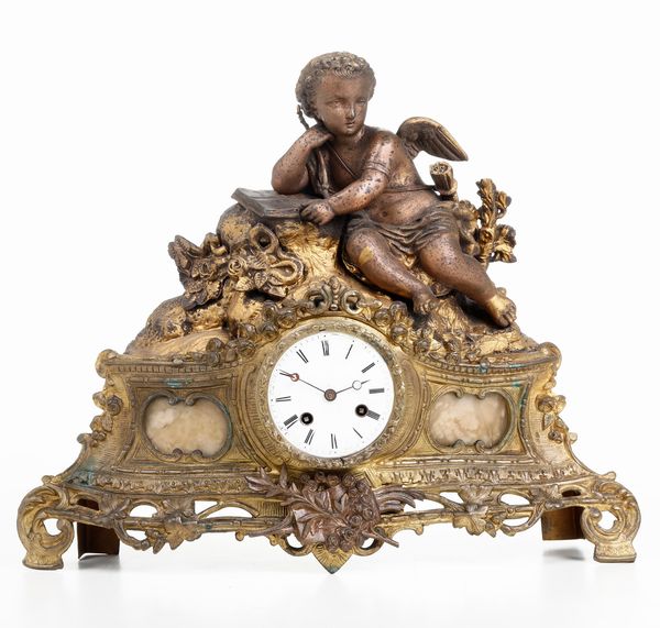 Pendola con erote in metallo dorato e brunito, cassa con riserve in marmo, Francia XIX secolo  - Asta Pendole e orologi - Associazione Nazionale - Case d'Asta italiane