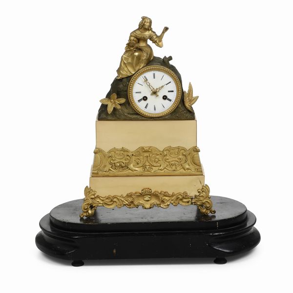Pendola romantica in bronzo dorato e brunito, raffigurante fanciulla. Francia XIX secolo  - Asta Pendole e orologi - Associazione Nazionale - Case d'Asta italiane