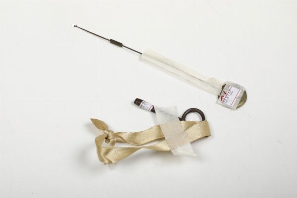 Pendola romantica in bronzo dorato e brunito, raffigurante fanciulla. Francia XIX secolo  - Asta Pendole e orologi - Associazione Nazionale - Case d'Asta italiane