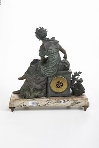 Pendola da tavolo in metallo e marmo. Francia, E.Opsomer, XIX-XX secolo  - Asta Pendole e orologi - Associazione Nazionale - Case d'Asta italiane