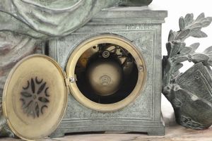 Pendola da tavolo in metallo e marmo. Francia, E.Opsomer, XIX-XX secolo  - Asta Pendole e orologi - Associazione Nazionale - Case d'Asta italiane