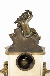 Pendola in marmo e bronzo dorato e brunito raffigurante fanciulla che scaccia un serpente. Francia XIX secolo  - Asta Pendole e orologi - Associazione Nazionale - Case d'Asta italiane