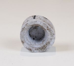 Scatola contenente numerosi fregi di pendolaria e  una matrice per capitello  - Asta Pendole e orologi - Associazione Nazionale - Case d'Asta italiane