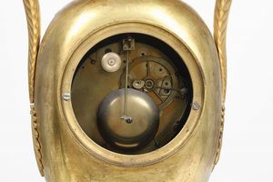 Pendola da tavolo a vaso. Francia, epoca Impero, XIX secolo  - Asta Pendole e orologi - Associazione Nazionale - Case d'Asta italiane