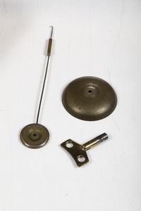 Pendola da tavolo in bronzo dorato con figura femminile e volatile. Brocard a Reims, Francia XIX secolo  - Asta Pendole e orologi - Associazione Nazionale - Case d'Asta italiane