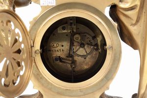 Orologio in bronzo dorato sormontato da scena allegorica. Francia, XIX secolo  - Asta Pendole e orologi - Associazione Nazionale - Case d'Asta italiane