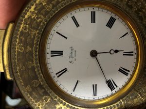 Orologio da alcova e da appoggio di forma rotonda in bronzo dorato. Vienna, XIX secolo  - Asta Pendole e orologi - Associazione Nazionale - Case d'Asta italiane