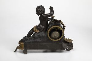 Pendola raffigurante Bacco fanciullo in metallo dorato, brunito e placche Sevres dipinte. Francia XIX secolo  - Asta Pendole e orologi - Associazione Nazionale - Case d'Asta italiane