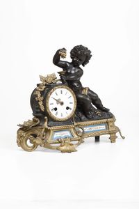 Pendola raffigurante Bacco fanciullo in metallo dorato, brunito e placche Sevres dipinte. Francia XIX secolo  - Asta Pendole e orologi - Associazione Nazionale - Case d'Asta italiane