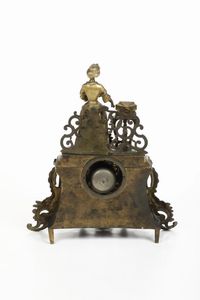 Pendola romantica, in bronzo dorato con cassa mossa sormontata da fanciulla stante in prossimit di un tavolino con scrigno colmo di gioielli, Francia XIX secolo  - Asta Pendole e orologi - Associazione Nazionale - Case d'Asta italiane