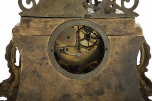 Pendola romantica, in bronzo dorato con cassa mossa sormontata da fanciulla stante in prossimit di un tavolino con scrigno colmo di gioielli, Francia XIX secolo  - Asta Pendole e orologi - Associazione Nazionale - Case d'Asta italiane