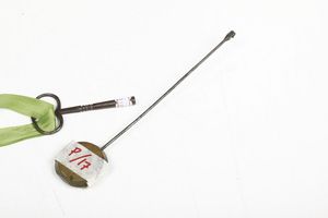 Pendola romantica, in bronzo dorato con cassa mossa sormontata da fanciulla stante in prossimit di un tavolino con scrigno colmo di gioielli, Francia XIX secolo  - Asta Pendole e orologi - Associazione Nazionale - Case d'Asta italiane