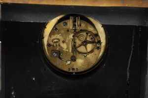 Pendola Carlo X con cassa in legno intagliato e legno intarsiato. Feancia, Leroy a Paris, XIX secolo  - Asta Pendole e orologi - Associazione Nazionale - Case d'Asta italiane