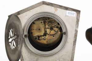 Orologio dec� in metallo e marmo. XX secolo  - Asta Pendole e orologi - Associazione Nazionale - Case d'Asta italiane