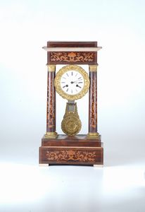 Due pendole a portico, una in legno ebanizzato e una in legno intarsiato. XIX secolo  - Asta Pendole e orologi - Associazione Nazionale - Case d'Asta italiane