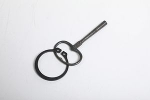 Pendola da tavolo con cassa in bronzo dorato sormontata da figura femminile con cane. Francia XX secolo  - Asta Pendole e orologi - Associazione Nazionale - Case d'Asta italiane