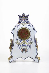 Pendola con cassa in maiolica interamente dipinta sul fronte, sui fianchi e sul retro.  Francia fine XIX secolo  - Asta Pendole e orologi - Associazione Nazionale - Case d'Asta italiane