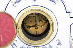 Pendola con cassa in maiolica interamente dipinta sul fronte, sui fianchi e sul retro.  Francia fine XIX secolo  - Asta Pendole e orologi - Associazione Nazionale - Case d'Asta italiane