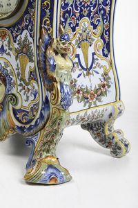 Pendola con cassa in maiolica interamente dipinta sul fronte, sui fianchi e sul retro.  Francia fine XIX secolo  - Asta Pendole e orologi - Associazione Nazionale - Case d'Asta italiane