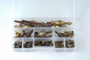 lotto di fregi in bronzo  - Asta Pendole e orologi - Associazione Nazionale - Case d'Asta italiane