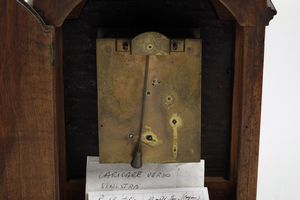 Pendola da tavolo con cassa in noce. XVIII-XIX secolo  - Asta Pendole e orologi - Associazione Nazionale - Case d'Asta italiane