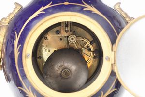 Trittico da camino composto da coppia di candelabri e un orologio in porcellana di Sevres e bronzo dorato. Francia XIX secolo  - Asta Pendole e orologi - Associazione Nazionale - Case d'Asta italiane