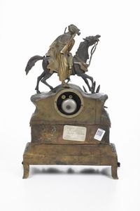 Pendola da tavolo con cassa in bronzo dorato sormontata da figura di saraceno. Francia XIX-XX secolo  - Asta Pendole e orologi - Associazione Nazionale - Case d'Asta italiane