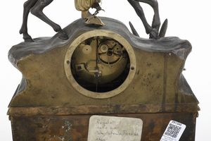 Pendola da tavolo con cassa in bronzo dorato sormontata da figura di saraceno. Francia XIX-XX secolo  - Asta Pendole e orologi - Associazione Nazionale - Case d'Asta italiane