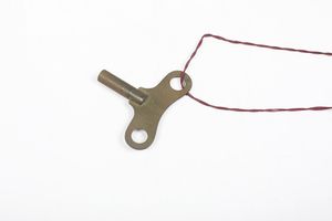 Pendola da tavolo con cassa in bronzo dorato sormontata da figura di saraceno. Francia XIX-XX secolo  - Asta Pendole e orologi - Associazione Nazionale - Case d'Asta italiane